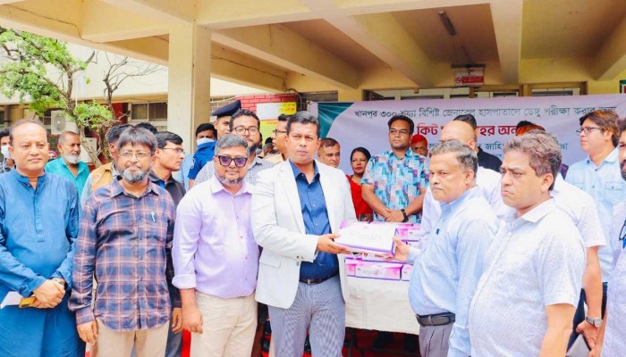 ডেঙ্গু কিট দিলেন ডিসি, নারায়ণগঞ্জে নিয়ন্ত্রণে এডিস পরিস্থিতি ডেঙ্গু কিট দিলেন ডিসি, নারায়ণগঞ্জে নিয়ন্ত্রণে এডিস পরিস্থিতি